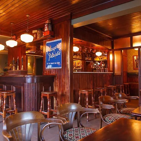 Giltraps Townhouse & Glamping Kinnitty